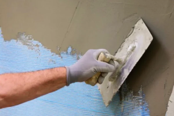 Příprava povrchu pod betonovou stěrku: perlinka + lepící a štěrkovací tmel