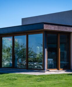 Šedá betonová stěrka na fasádu odstín Beton 1.8